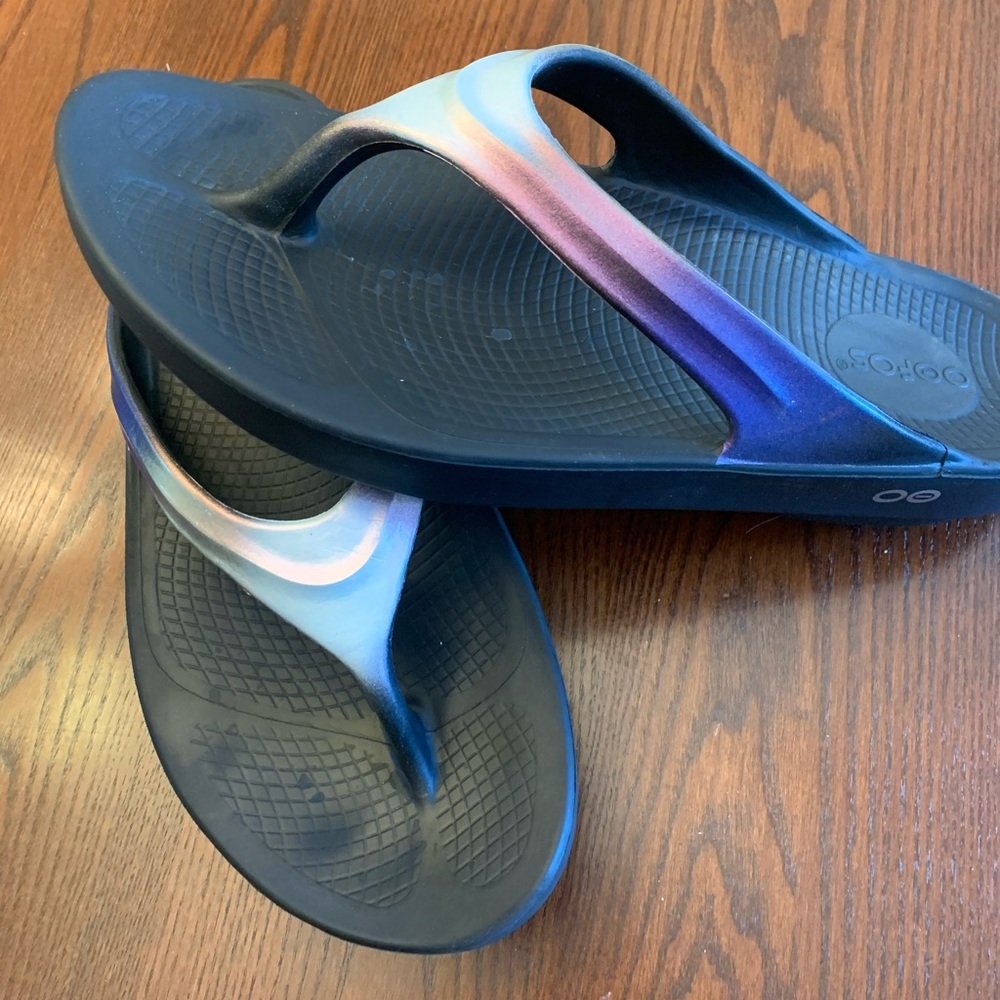OOFOS Iridescent Strap Black Recovery Flip Flops